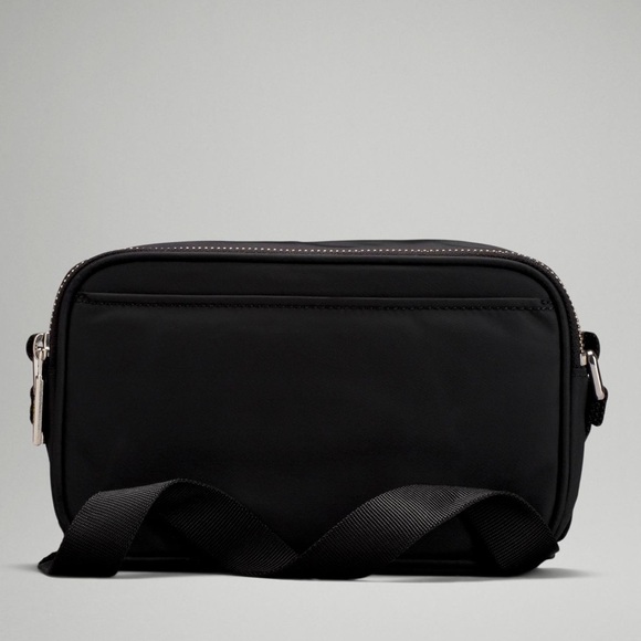 Lululemon Crossbody Camera Bag 2L (black) - Picture 2 of 9